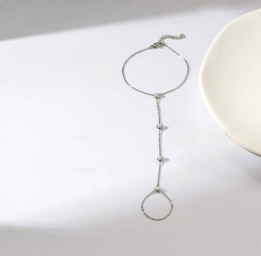 perla hand chain