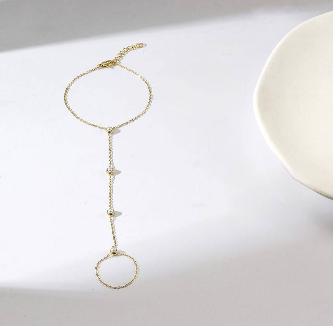 perla hand chain